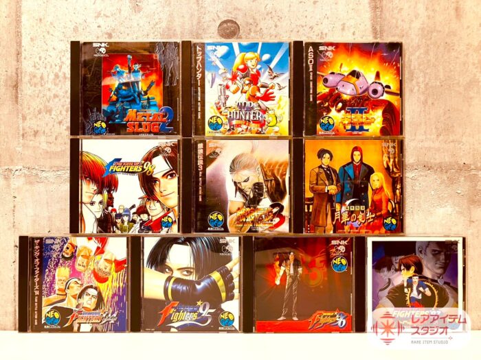 ネオジオCDソフトを複数並べた写真。METAL SLUG、KOF、餓狼伝説などのタイトルが確認でき、ジャケットやケースの状態、付属品の有無を比較できる構成。