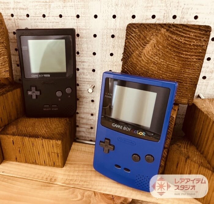 ゲームボーイポケットとゲームボーイカラー本体のディスプレイ展示写真
