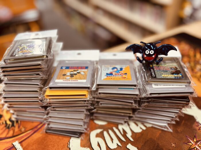 袋入りで整然と積まれたゲームボーイ・ゲームボーイカラーソフトの大量在庫写真