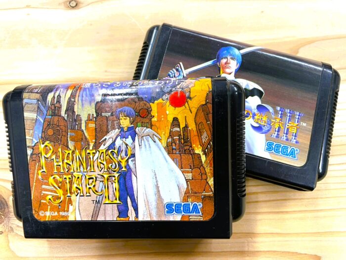 箱なし状態のメガドライブ用ソフト「ファンタシースターII」と「ファンタシースターIII 継承者たち」のカートリッジを並べた写真