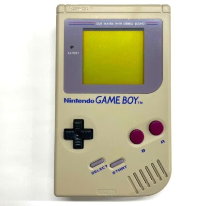 初代ゲームボーイ本体を正面から写した写真。十字キーとボタン配置、内蔵スピーカーの位置関係から、操作感と音楽表現が一体として設計されていた思想を示す構成です。