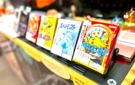 複数のゲームボーイソフトの箱付き個体が店頭に並んでいる様子を写した写真。タイトルごとに保存状態や評価基準が異なり、状態の許容範囲に差があることを示す構成です。