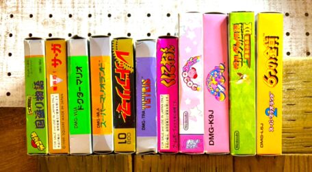 ゲームボーイソフトの箱付き個体を背表紙側から並べた写真。流通や保管の過程で箱付きソフトが徐々に減少していく仕組みを示す構成です。