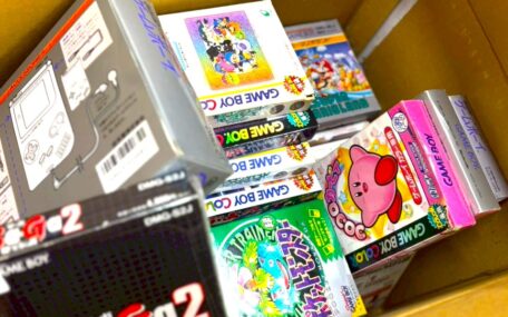 箱にまとめて保管されたゲームボーイソフトの箱付き個体を写した写真。個人所有のまま市場に戻らず、長期間保管されていたタイトルの特徴を示す構成です。