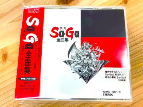 ゲームボーイ用ソフト『Sa・Ga』シリーズの音楽を収録したサウンドトラックCDのジャケット写真。短いループ構造を前提に作られた楽曲表現と、その完成度が評価対象となっていることを示す構成です。