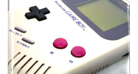 初代ゲームボーイ本体の操作部とスピーカー周辺をクローズアップした写真。内蔵サウンドチップによる音源構成と、限られたハードウェア仕様の中で音楽表現が行われていたことを示す構成です。