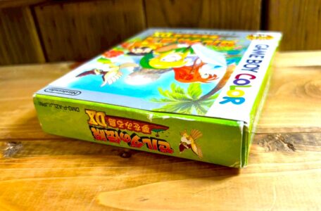 角に潰れや擦れが見られるゲームボーイソフトの紙箱パッケージの側面写真。薄い紙素材ゆえに圧力や摩耗の影響を受けやすいことが分かる状態例。