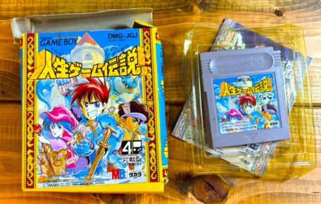 ゲームボーイソフト『魔法陣グルグル』の箱付き個体とカートリッジ、付属物を並べた写真。外箱の角潰れや表面劣化、内袋や紙類の状態など、傷みの種類ごとに価値変動が生じるポイントを確認できる構成です。