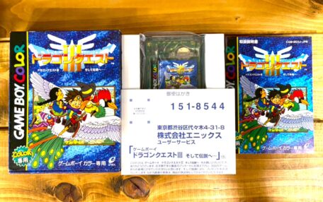 ゲームボーイカラー用ソフト『ドラゴンクエストIII』の箱付き完品を並べた写真。外箱、内箱、カートリッジ、説明書、ハガキ類が揃い、色味や状態に大きな差がない均一性の高い個体であることが確認できる構成です。