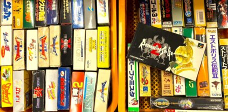 多数のスーパーファミコンソフトがまとめて保管されている様子と整理前の状態を示す写真