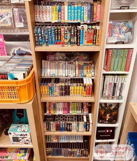 ゲームミュージックのカセットテープが並ぶ店内棚の風景