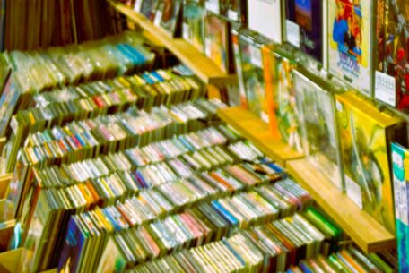 中古CD店でゲームサウンドトラックの掘り出し物を探す売り場風景
