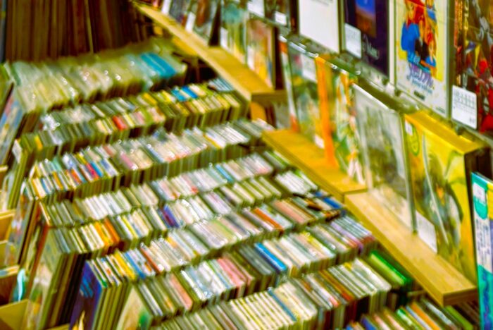 中古CD店でゲームサウンドトラックの掘り出し物を探す売り場風景
