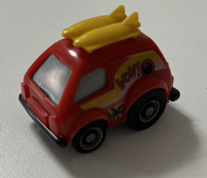 チョロQ風サーフボード付き赤いミニバンのおもちゃ ミニカー デフォルメデザイン