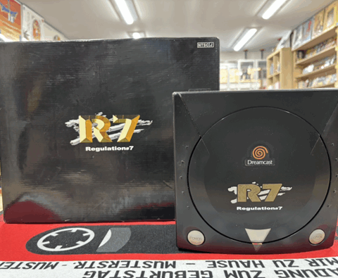 セガ ドリームキャストの限定モデル「R7 Regulation#7」本体と外箱のセット。黒を基調としたデザインが特徴。