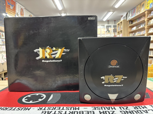 セガ ドリームキャストの限定モデル「R7 Regulation#7」本体と外箱のセット。黒を基調としたデザインが特徴。