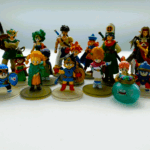 ドラゴンクエストシリーズのキャラクターフィギュアが集合した写真。主人公や魔法使い、モンスターなど多彩な造形が揃う。