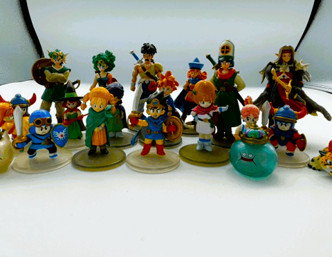 ドラゴンクエストシリーズのキャラクターフィギュアが集合した写真。主人公や魔法使い、モンスターなど多彩な造形が揃う。