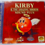 ゲーム『星のカービィ 鏡の大迷宮』のサウンドトラックCD「KIRBY & THE AMAZING MIRROR SOUND PLUS」。ハートの矢を持った天使カービィが描かれたジャケット。