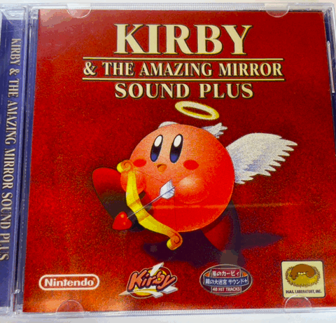 ゲーム『星のカービィ 鏡の大迷宮』のサウンドトラックCD「KIRBY & THE AMAZING MIRROR SOUND PLUS」。ハートの矢を持った天使カービィが描かれたジャケット。