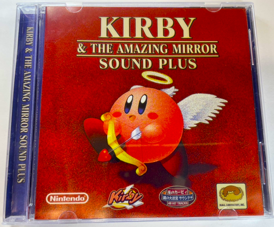 ゲーム『星のカービィ 鏡の大迷宮』のサウンドトラックCD「KIRBY & THE AMAZING MIRROR SOUND PLUS」。ハートの矢を持った天使カービィが描かれたジャケット。