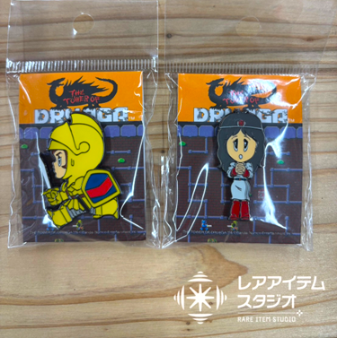 ドルアーガの塔のキャラクター「ギル」と「カイ」のピンズ2種。オレンジのロゴ背景に、ブリスター入りで未開封。