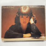 松田聖子『North Wind』カセットテープ（茶色背景に黒のセーター姿の松田聖子のジャケット）