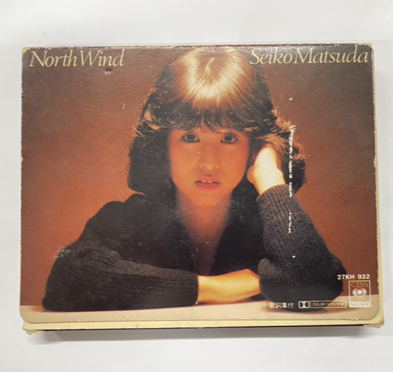 松田聖子『North Wind』カセットテープ（茶色背景に黒のセーター姿の松田聖子のジャケット）