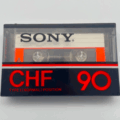 SONY製のノーマルポジションカセットテープ「CHF 90」。黒と赤のパッケージデザインが特徴の90分テープ。