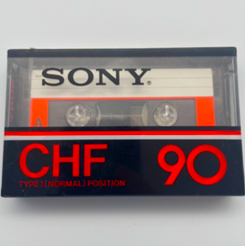 SONY製のノーマルポジションカセットテープ「CHF 90」。黒と赤のパッケージデザインが特徴の90分テープ。