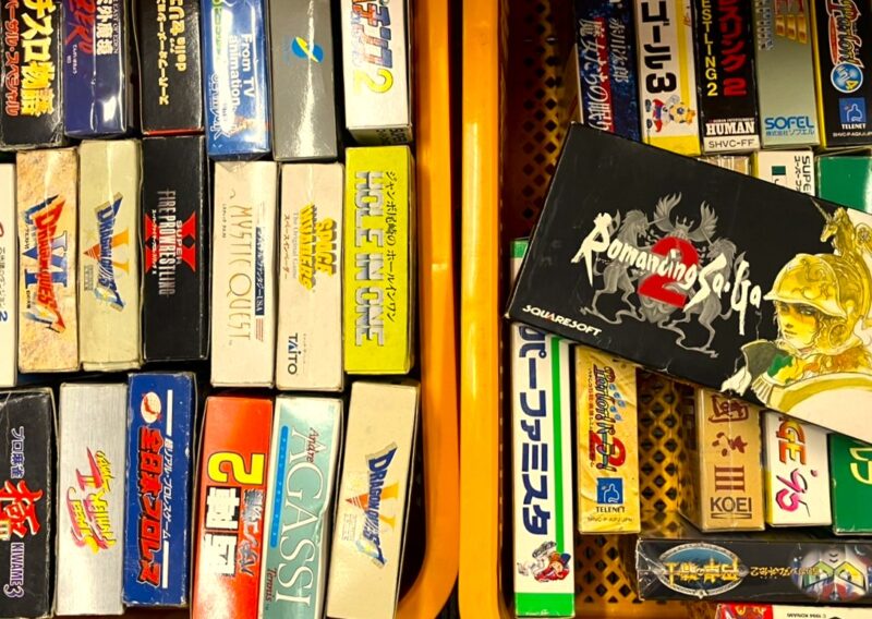 遺品整理で見つかったレトロゲームのコレクションをまとめたイメージ