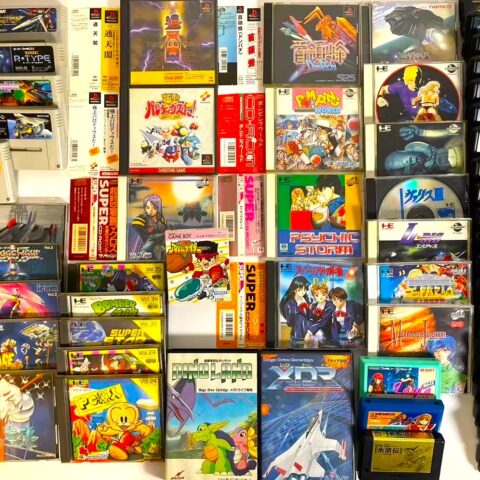 レトロゲーム、PCエンジンソフト、メガドライブ、スーパーファミコン、ゲームボーイなど大量のコレクションが並べられた画像