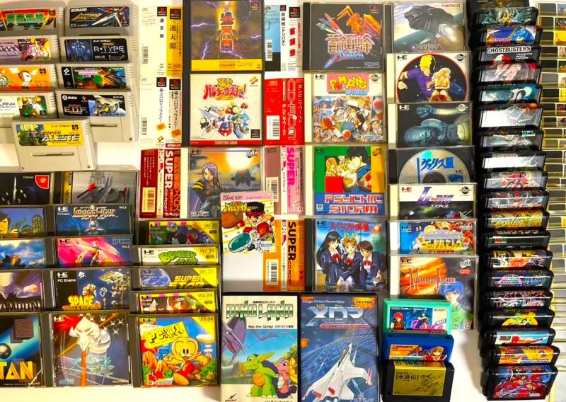 レトロゲーム、PCエンジンソフト、メガドライブ、スーパーファミコン、ゲームボーイなど大量のコレクションが並べられた画像