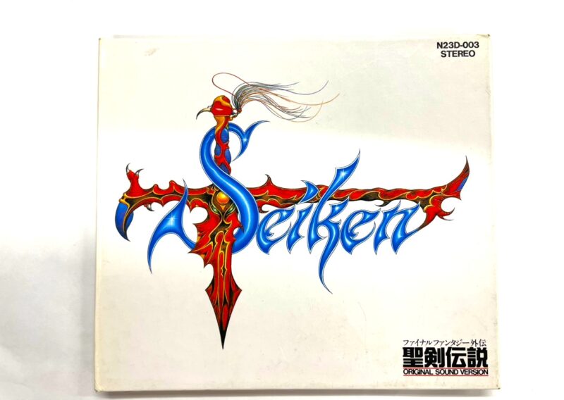 ゲームボーイ用ソフト『聖剣伝説』のサウンドトラックジャケットを写した写真。制約の多いハード環境の中で成立した音楽表現が、作品評価や価値形成に影響していることを示すアイキャッチ画像です。