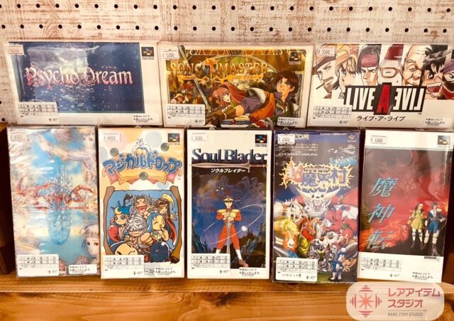 スーパーファミコンソフトが棚に整然と並ぶ中古ゲーム市場の売場風景。複数ジャンルのタイトルが確認でき、市場全体の流通量や構成を視覚的に示している。