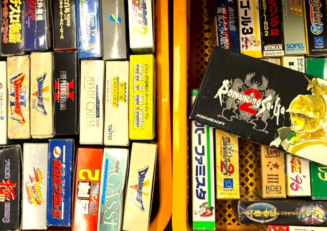 スーパーファミコンソフトの箱を上から俯瞰で撮影した写真。複数のタイトルが密集して並び、中古市場における流通量や箱保存文化を視覚的に表している。