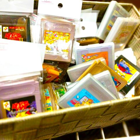 ケースに入った多数のゲームボーイソフトがまとめて保管されている様子を写した写真。中古市場に出回りにくい低流通タイトルが一括で管理されている状況を示すアイキャッチ画像です。