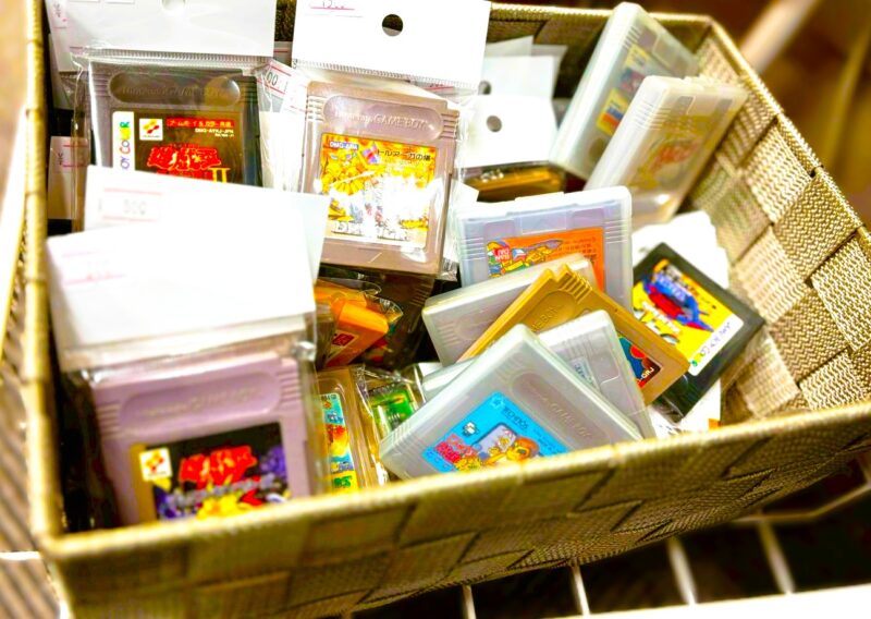 ケースに入った多数のゲームボーイソフトがまとめて保管されている様子を写した写真。中古市場に出回りにくい低流通タイトルが一括で管理されている状況を示すアイキャッチ画像です。
