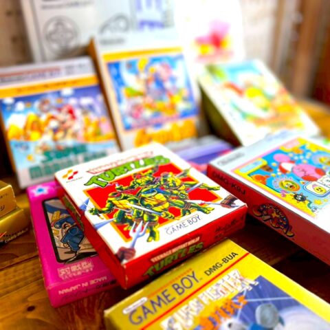 机の上に複数のゲームボーイソフトの箱付き個体が並べられている写真。初回版・限定版を含むタイトルが混在し、パッケージ仕様や存在感の違いから市場での評価差が生まれることを示すアイキャッチ画像です。