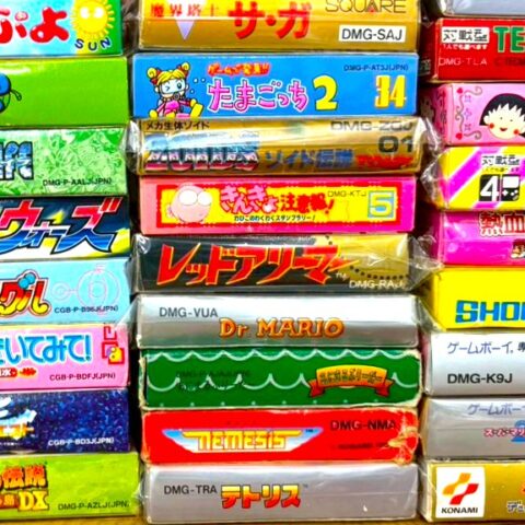 複数のゲームボーイソフトを側面から積み重ねて並べた写真。タイトル名や型番が確認でき、生産本数や流通量の違いによって市場に残りにくいソフトが生まれる背景を示すアイキャッチ画像です。