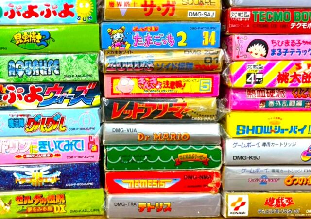 複数のゲームボーイソフトを側面から積み重ねて並べた写真。タイトル名や型番が確認でき、生産本数や流通量の違いによって市場に残りにくいソフトが生まれる背景を示すアイキャッチ画像です。