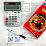 スーパーファミコンソフトの売却判断や査定時の注意点をイメージした書類とソフトの写真